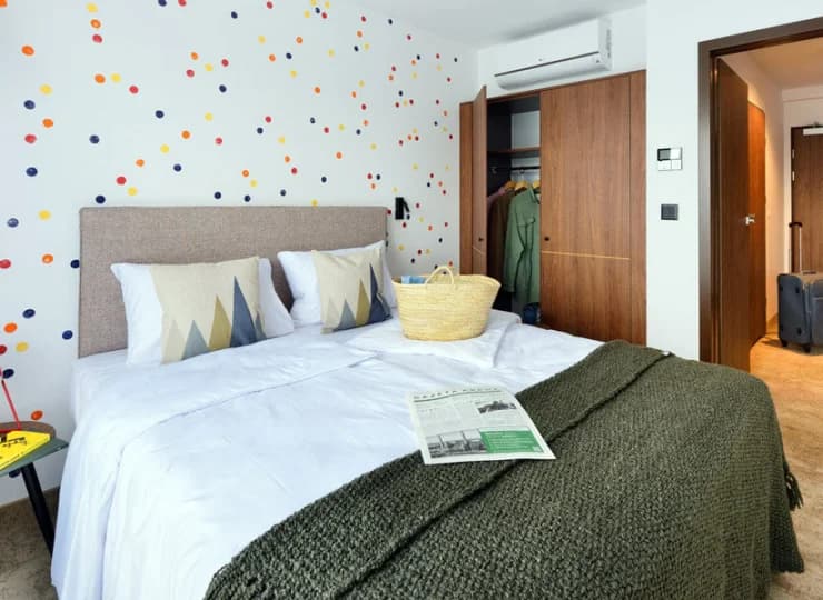 W każdym pokoju jest czajnik, lodówka hotelowa i TV