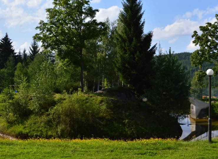 Na obszernym terenie hotelu znajduje się zarybiony staw z możliwością łowienia