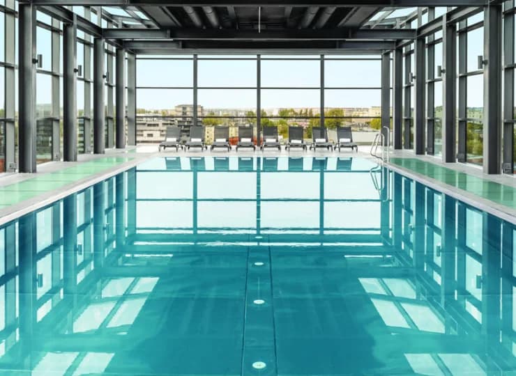 Hotel posiada kryty basen z panoramicznym widokiem
