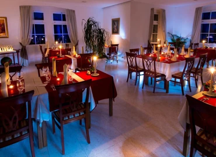 Na terenie kompleksu można skosztować dań w jednej z dwóch restauracji