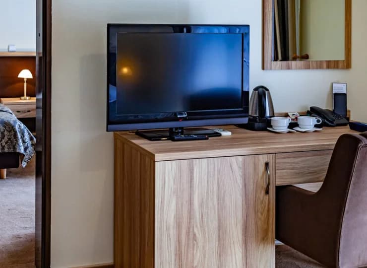 W wyposażeniu pokoju telewizor, wifi, czajnik, zestaw do parzenia kawy i herbaty