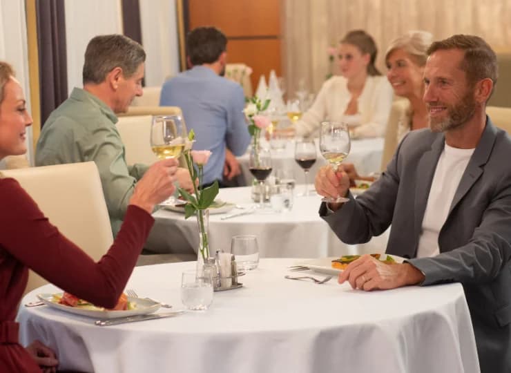 W hotelu mieści się restauracja, w której są serwowane śniadania i obiadokolacje