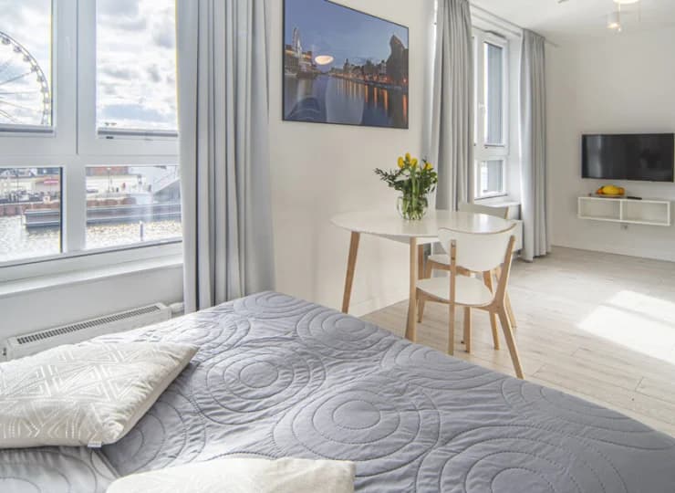 Okna apartamentowca są zwrócone ku rzece Mołtawie - z wielu widać koło widokowe