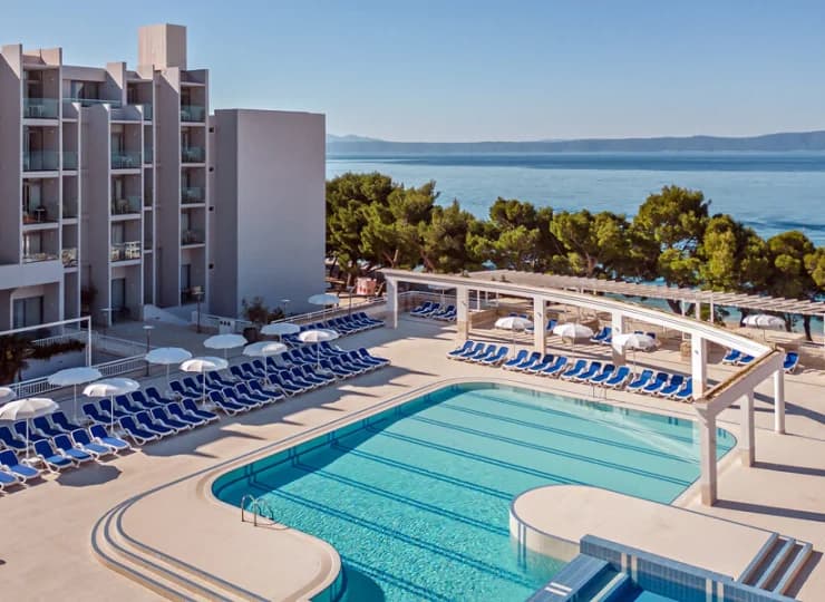 Bluesun Hotel Alga ma bezpośredni dostęp do plaży