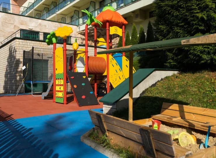 W ogrodzie urządzono plac zabaw