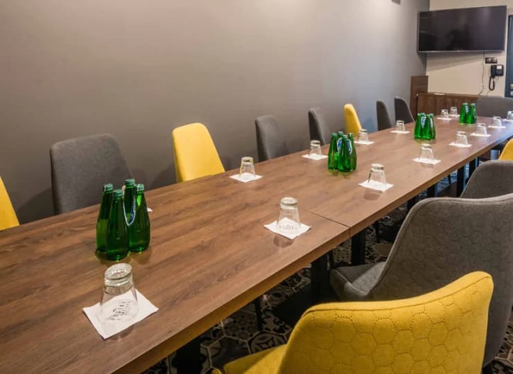 Goście Hotelu mogą także korzystać z 3 kameralnych sal szkoleniowo-biznesowych