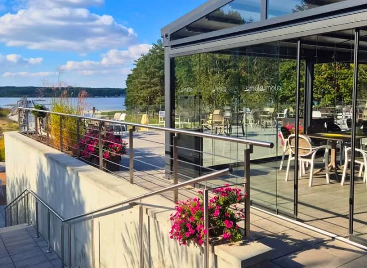 Centrum Molo położone jest nad Zalewem Sulejowskim