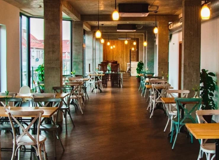 We wnętrzach hotelu towarzyszy surowy beton, nawiązujący do portu