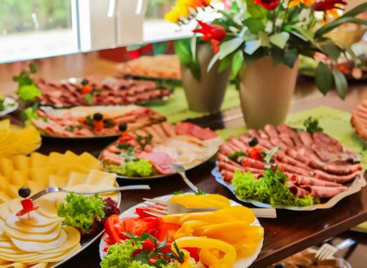 W ofercie Villi Antares są śniadania i obiadokolacje
