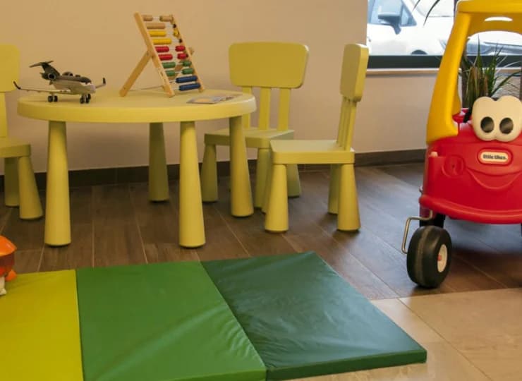 Na najmłodszych czeka sala zabaw wyposażona w różne zabawki