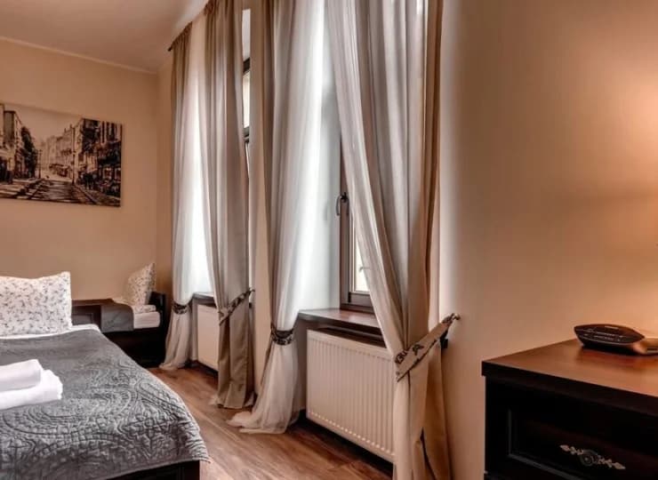 Pokój rodzinny jest wyposażony w 2 łóżka pojedyncze i rozkładaną kanapę
