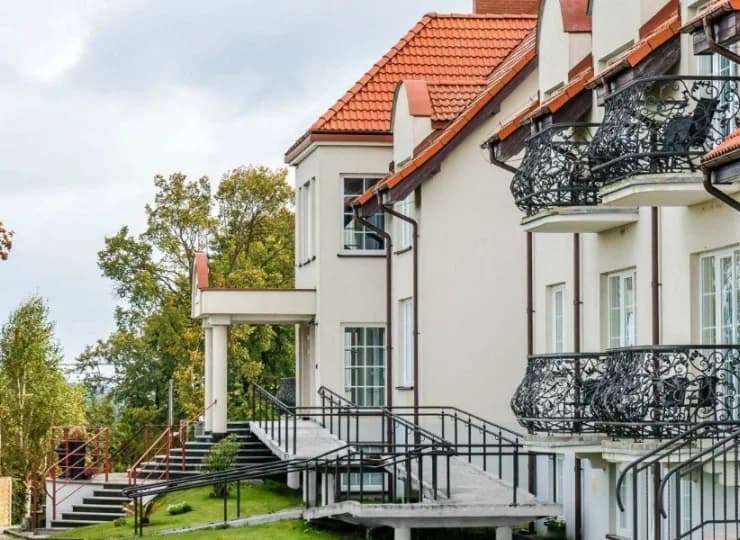 Budynek dysponuje balkonami i tarasami z widokiem na otaczającą przyrodę