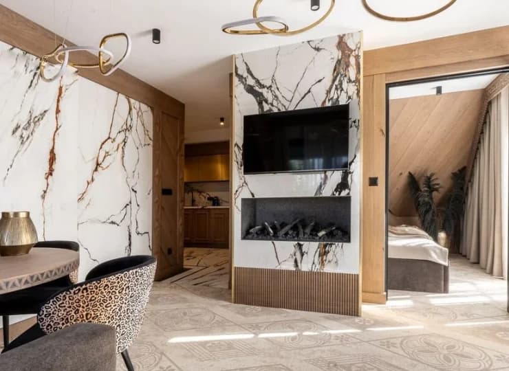 W salonie Apartamentu Krzesanica jest kominek