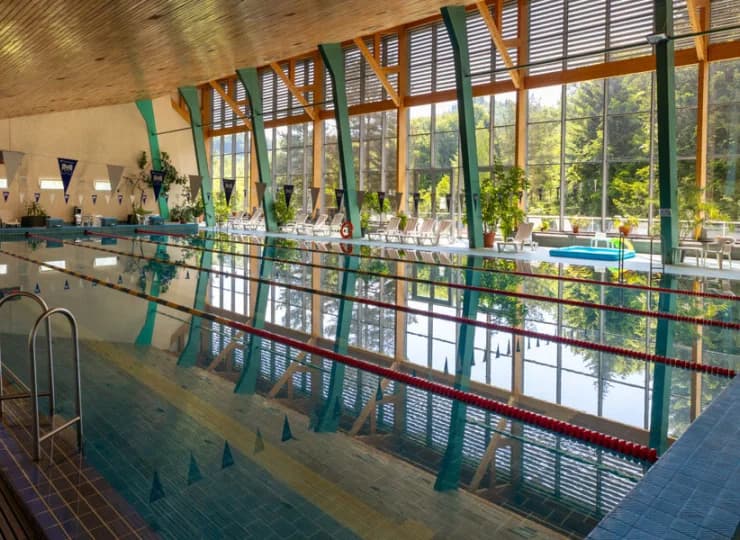 Hotel Perła Południa posiada pełnowymiarowy basen pływacki