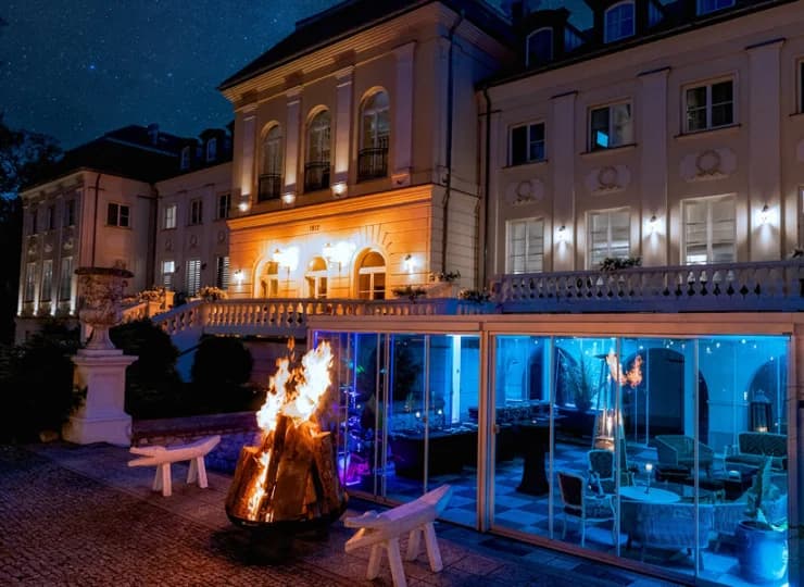 Hotel posiada restaurację, bar, kawiarnię z tarasem oraz klub nocny