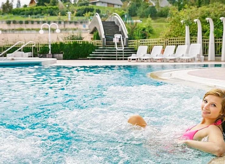Relaks w basenach zewnętrznych i jacuzzi jest dostępny przez cały rok