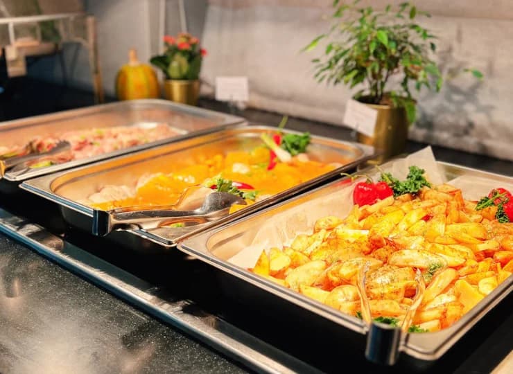 Śniadania i obiadokolacje są podawane w formie bufetu