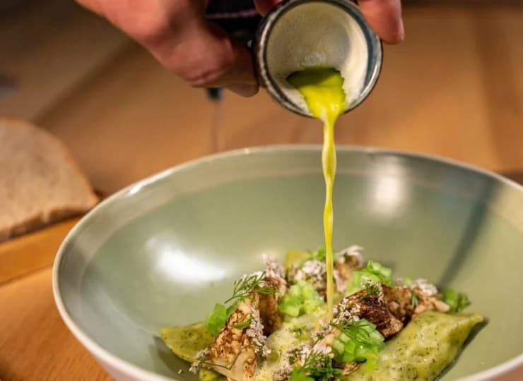 Restauracja serwuje śniadania, obiadokolacje i dania z karty