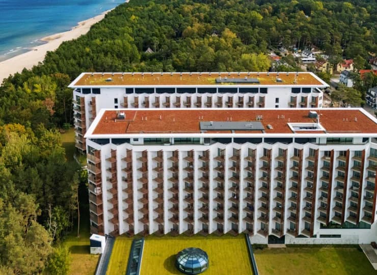 PINEA to nowoczesny, komfortowy resort z basenem przy plaży