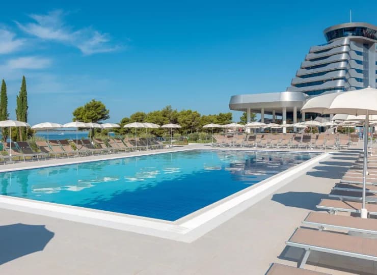 Hotel zlokalizowany jest w Chorwacji, w mieście Vodice