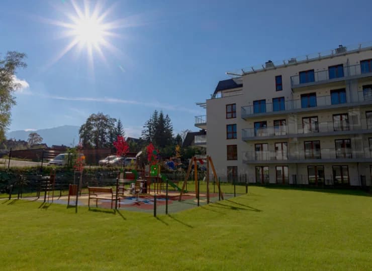 To nowy kompleks apartamentowy ze strefą rekreacji (sauny, siłownia, sala zabaw)