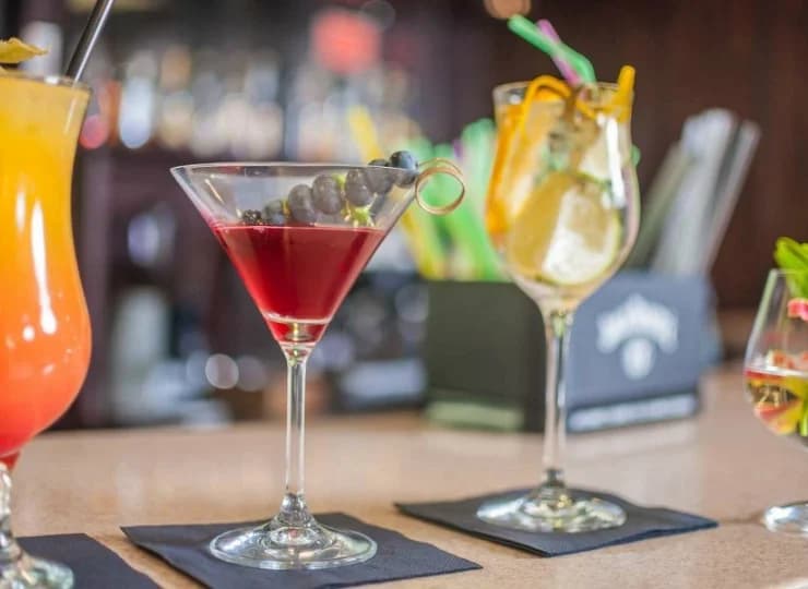 Można tu skosztować kolorowych drinków