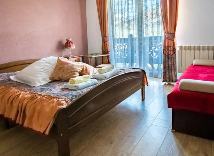 W pokoju znajduje się podwójne łóżko oraz rozkładana kanapa