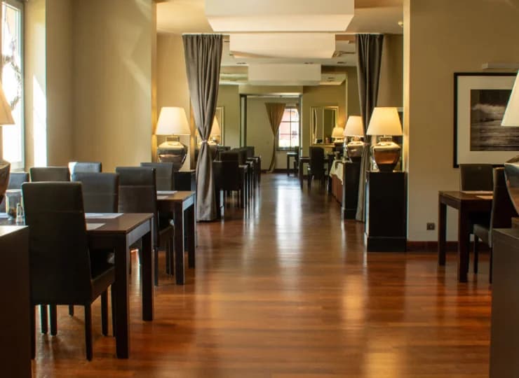 W hotelu mieści się elegancka restauracja