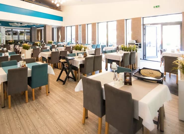 50 m od apartamentów znajduje się restauracja Resortu Grand Laola