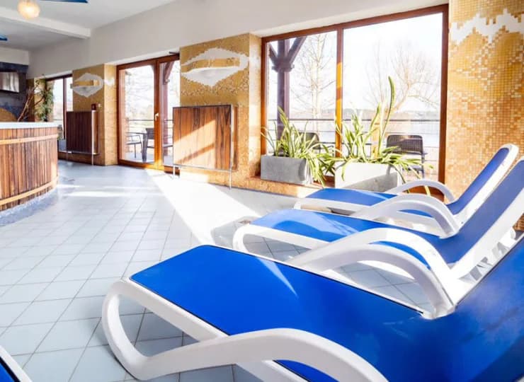 W strefie wellness oprócz basenu są też 2 sauny oraz podgrzewane leżanki