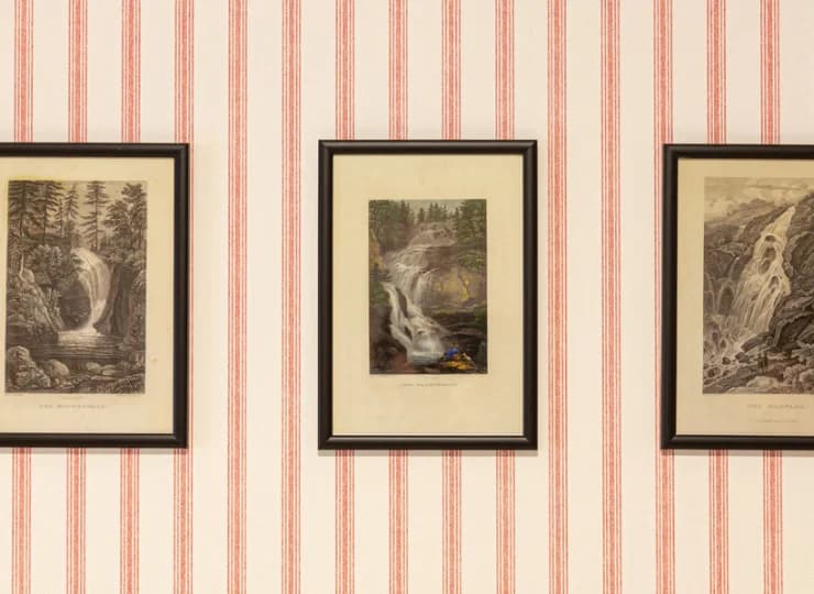 Ściany pokoju deluxe zdobią archiwalne grafiki przedstawiające cuda okolicy