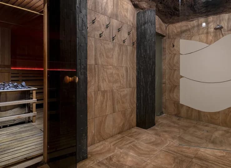 Są w niej sauny, jacuzzi, łaźnia
