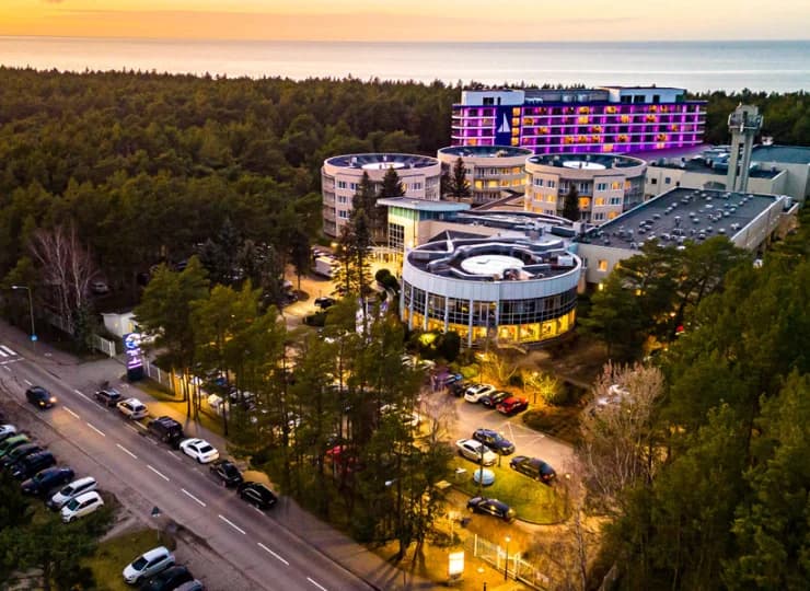 Hotel Senator**** jest położony w pobliżu Kołobrzegu, tuż nad brzegiem Bałtyku