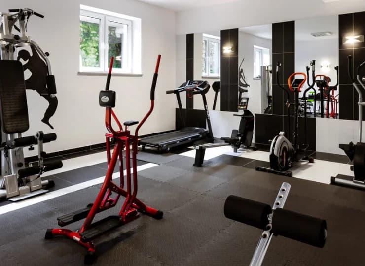 W hotelu przygotowano strefę fitness z różnorodnymi urządzeniami do ćwiczeń