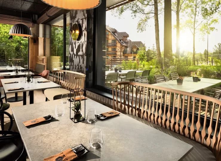 Hotel dysponuje także stolikami na tarasie
