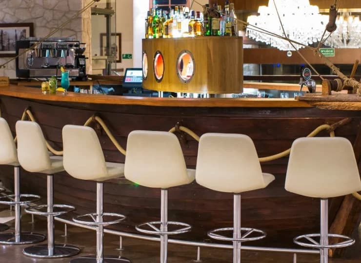 W zabytkowej łodzi urządzono klimatyczny lobby bar