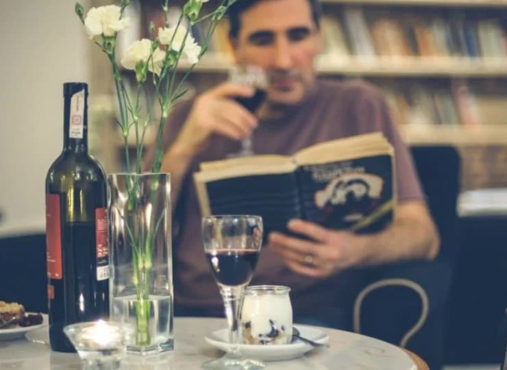 Wieczorami wypocząć można przy ulubionym drinku lub książce