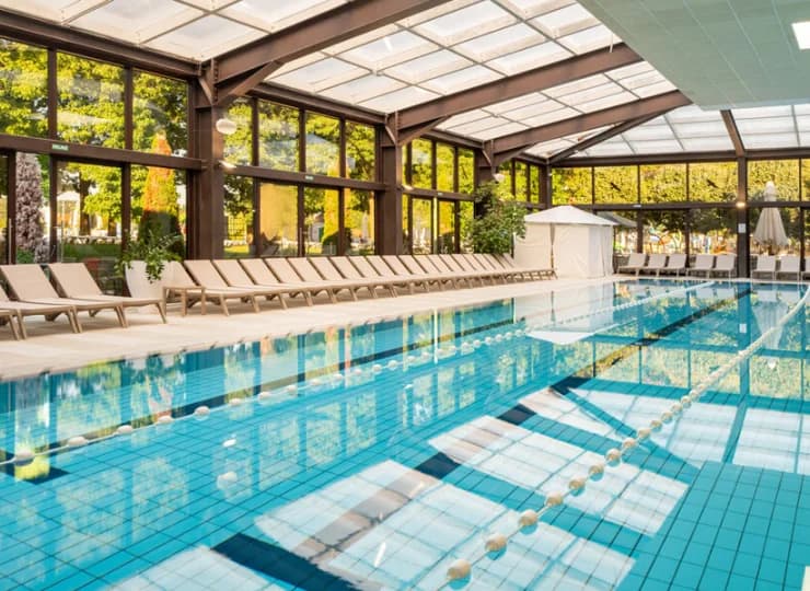 Hotel oferuje całoroczny kryty kompleks wodny z 5 basenami
