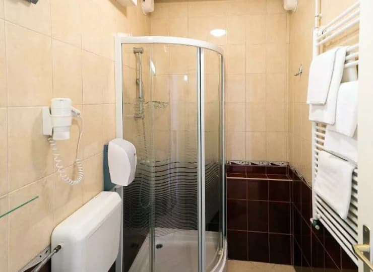 Każdy pokój ma łazienkę z prysznicem i suszarką do włosów