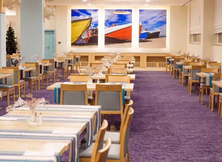 Są tu też 2 restauracje, lobby bar i kawiarnia