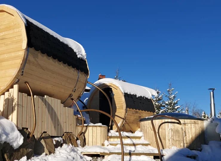 Przy Górskim Gościńcu ustawiono zewnętrzne sauny i wanny jacuzzi