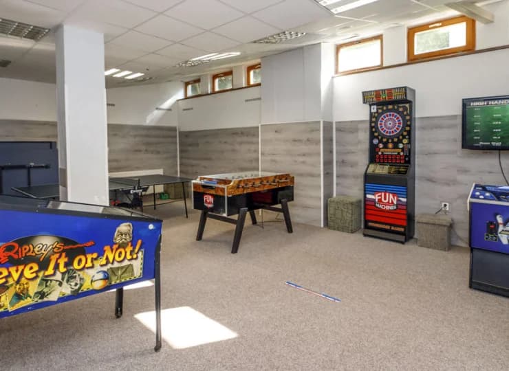 W hotelu jest duża sala gier