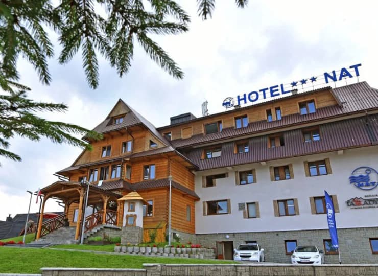 Hotel*** NAT znajduje się w centrum Bukowiny Tatrzańskiej