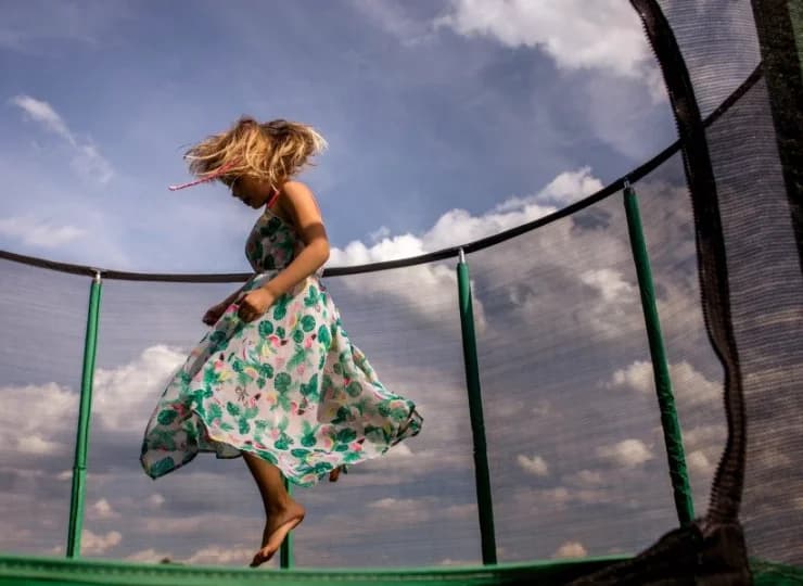 Na placu zabaw jest m.in. trampolina