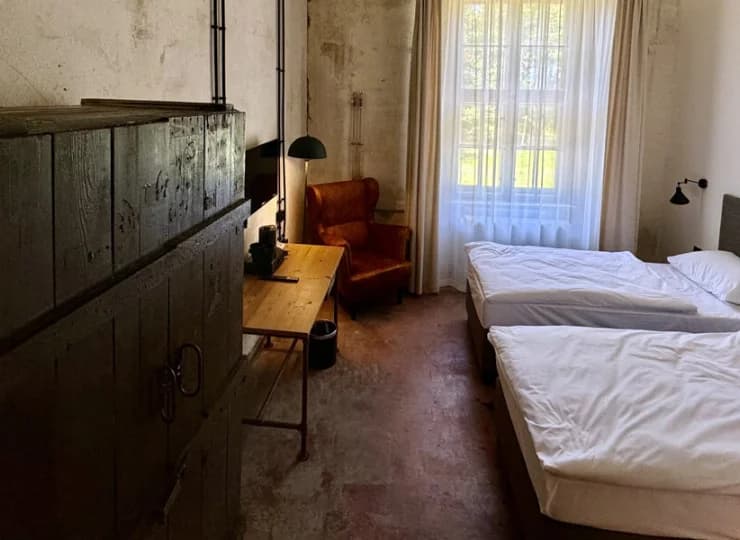 Industrialny styl pokoi business w hangarze oddaje ducha tego miejsca