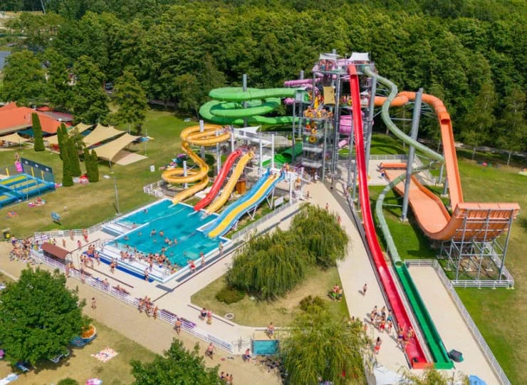 Hotel jest połączony korytarzem z kompleksem termalnym