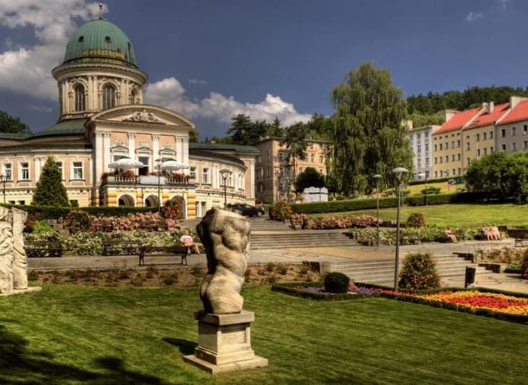 Hotel sąsiaduje z Parkiem Zdrojowym (150 m)