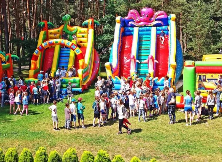 Latem rozstawiane są też dmuchańce dla dzieci