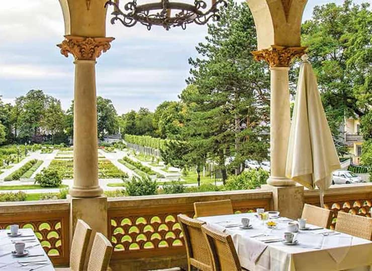 Hotel jest otoczony pięknym zadbanym parkiem i ogrodem