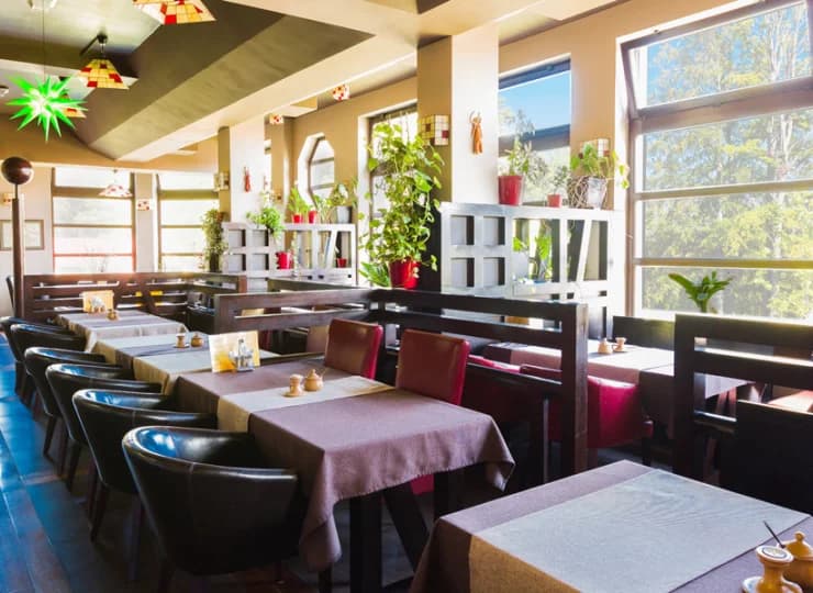 W obiekcie mieści się przestronna sala restauracyjna